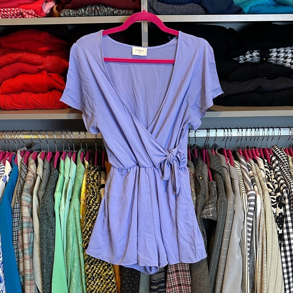Everly periwinkle short split sleeve lined elastic waistband romper size L